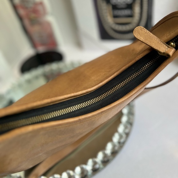 are Vintage 1475 tan leather shoulder bag - Picture 8 of 14